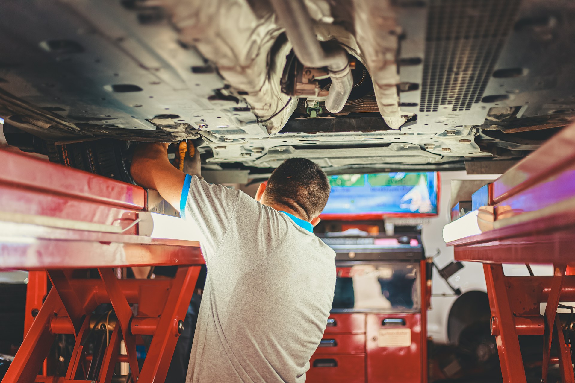 enis-yavuz-tZtgozUpZZc-unsplash Mechanic fixing car
