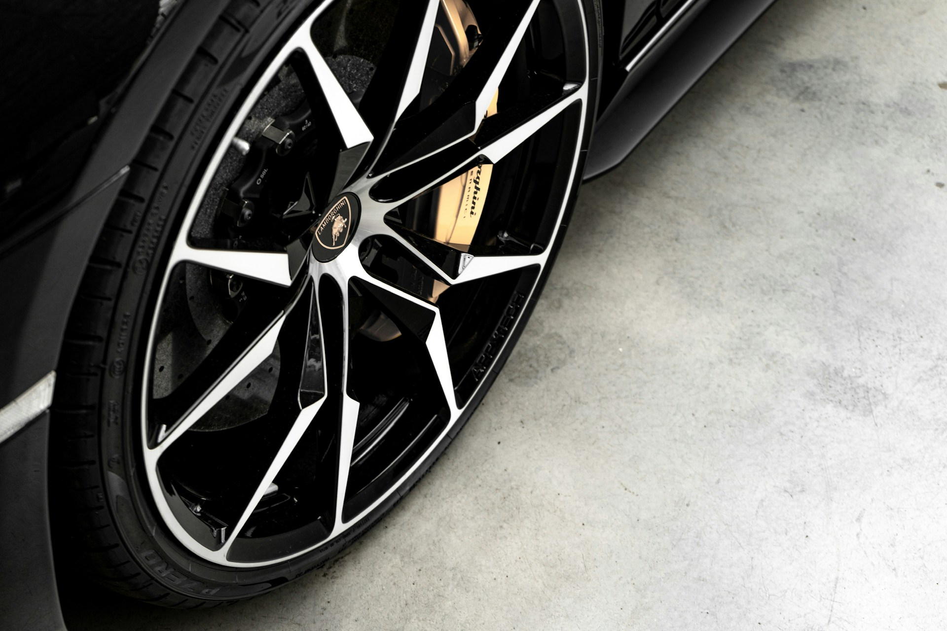 wilhelm-mOX3rkhK98o-unsplash Gray auto wheel